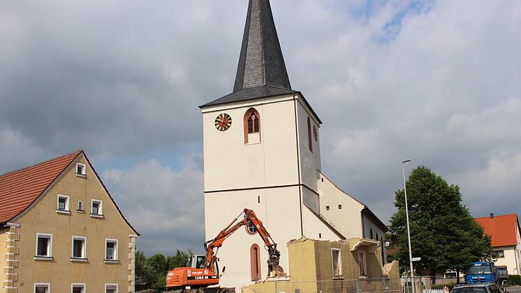Jetzt ist schon der Blick auf die Kirche frei. Wo einst die Schule stand, soll ein Platz angelegt werden. Foto: Evi Seeger