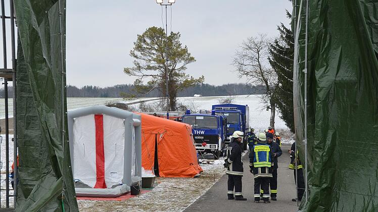 Die Stationen zur Dekontaminierung von Mensch und Fahrzeugen steht. Foto: Peter Rauch