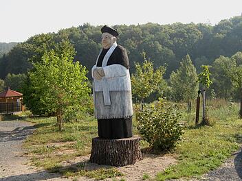 Am Beginn des neuen Genusserlebnisweges steht schon seit kurzem die Figurenbeute, die den legendären ehemaligen Pfarrer Glockner darstellen soll.Günther Geiling
