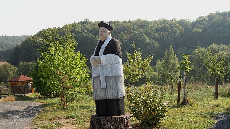 Am Beginn des neuen Genusserlebnisweges steht schon seit kurzem die Figurenbeute, die den legendären ehemaligen Pfarrer Glockner darstellen soll.Günther Geiling