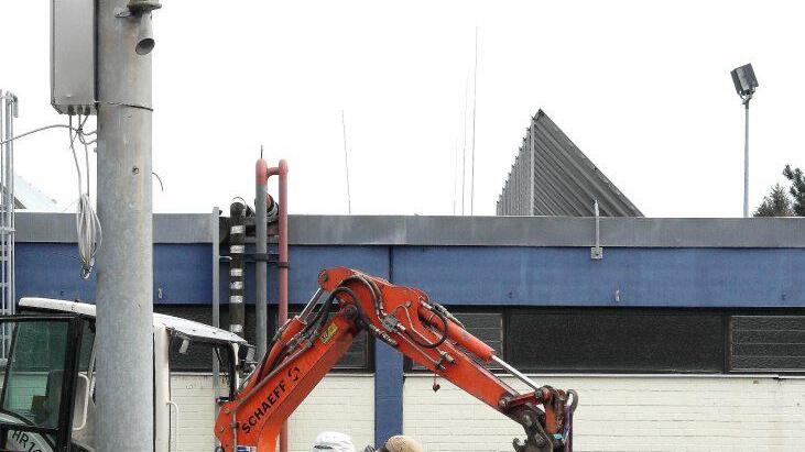 Mitarbeiter der Firma Popp beim Anlegen der Rinne neben der Eislaufpiste