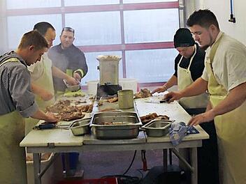 Metzger und Helfer am Werk (von links): Gerald Glotz, Dominik Müller, Sebastian Hörrlein, Jürgen Hörrlein, Thomas Hänsel.  Fotos: Johanna Blum