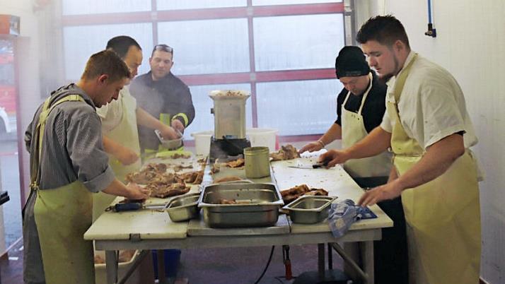 Metzger und Helfer am Werk (von links): Gerald Glotz, Dominik Müller, Sebastian Hörrlein, Jürgen Hörrlein, Thomas Hänsel.  Fotos: Johanna Blum