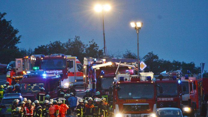Ein Großangebot an Feuerwehr und Rettungsdienste war am Mittwochmorgen kurz nach 3.30 Uhr zwischen Wegfurt und Schönau im Einsatz. Dort war ein Gefahrgut-Lkw ins Schleudern geraten und der Anhänger umgekippt. Foto: Friedrich