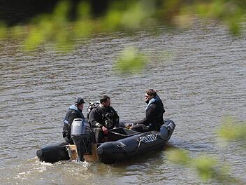 Eine 31-J&auml;hrige wird in Neu-Ulm vermisst: Sie soll in die Donau gesprungen sein, um ihr Handy zu retten. Symbolbild: Sebastian Willnow/dpa
