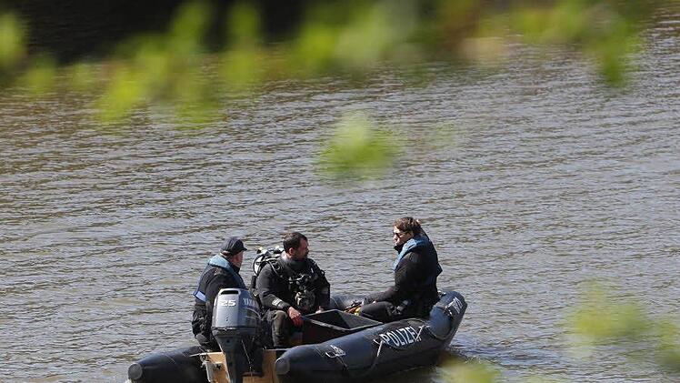 Eine 31-J&auml;hrige wird in Neu-Ulm vermisst: Sie soll in die Donau gesprungen sein, um ihr Handy zu retten. Symbolbild: Sebastian Willnow/dpa