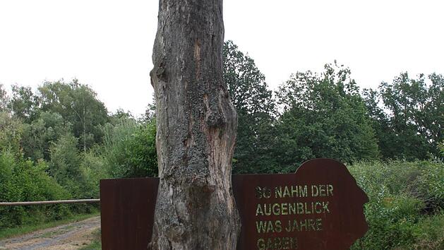 Die Gedenkstätte am Borkelsweiher bei Thurnau erinnert an den 2009 verstorbenen Kasendorfer Unternehmer Manfred Jarosch. Foto: Erich Olbrich