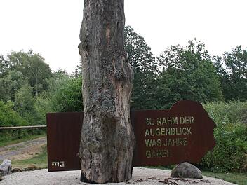 Die Gedenkst&auml;tte am Borkelsweiher bei Thurnau erinnert an den 2009 verstorbenen Kasendorfer Unternehmer Manfred Jarosch. Foto: Erich Olbrich