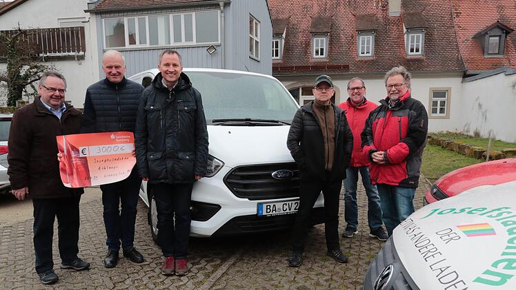 Über den neuen Transporter freuen sich Verantwortliche und Helfer des Caritasverbands sowie Lions-Club-Präsident Jürgen Bruhn (Zweiter v. l.).  Foto: Matthias Hoch