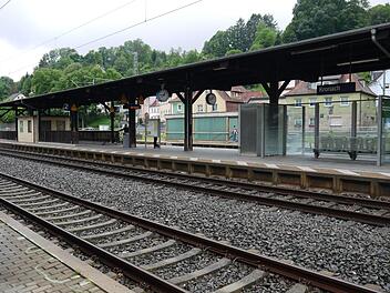 Der Kronacher Bahnhof ist nicht barrierefrei. Um das zu ändern, müssen unter anderem die Bahnsteige auf 76 Zentimeter erhöht werden. Fotos: Rebecca Vogt