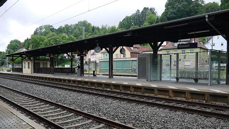 Der Kronacher Bahnhof ist nicht barrierefrei. Um das zu ändern, müssen unter anderem die Bahnsteige auf 76 Zentimeter erhöht werden. Fotos: Rebecca Vogt
