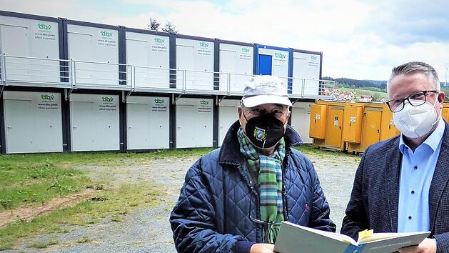 Ein blitzsauberes Container-Dorf wurde am fr&uuml;heren Festplatz unterhalb der Turnhalle aufgebaut. B&uuml;rgermeister Marc Benker (rechts) und Archivar Rudolf Kurz sind vom guten Miteinander mit den Arbeitern der Firma Berger-Bau &uuml;berzeugt.