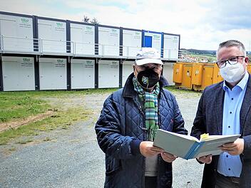 Ein blitzsauberes Container-Dorf wurde am früheren Festplatz unterhalb der Turnhalle aufgebaut. Bürgermeister Marc Benker (rechts) und Archivar Rudolf Kurz sind vom guten Miteinander mit den Arbeitern der Firma Berger-Bau überzeugt.