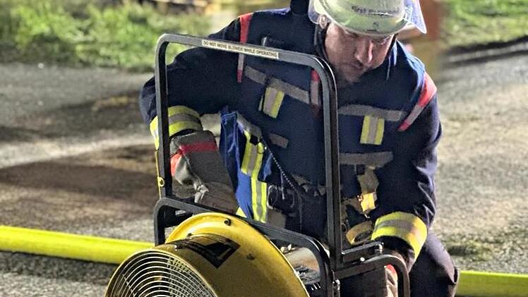 Lüfteinsatz zur Entrauchung des Gebäudes.