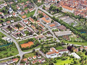 Fließend Wasser gefällig? Diese Luftaufnahme lässt erahnen, wo der verrohrte Angerbach sich von der Gymnasiumsstraße bis zum Bahndamm im Untergrund schlängelt. Die blauen Linien links und rechts des Bildes deuten das oberirdische Bachbett an. Foto: Ronald Rinklef