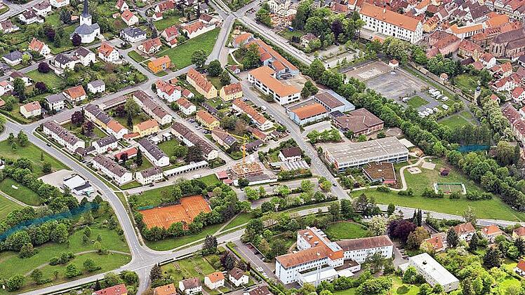 Fließend Wasser gefällig? Diese Luftaufnahme lässt erahnen, wo der verrohrte Angerbach sich von der Gymnasiumsstraße bis zum Bahndamm im Untergrund schlängelt. Die blauen Linien links und rechts des Bildes deuten das oberirdische Bachbett an. Foto: Ronald Rinklef