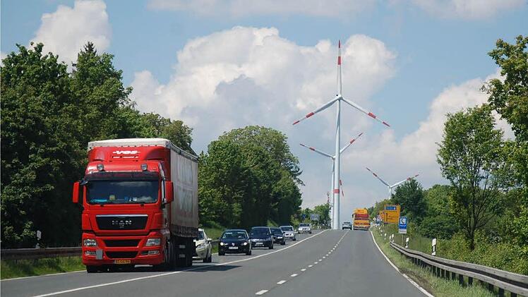 Am Repperndorfer Berg werden alle Fahrspuren erneuert. Foto: G. Bauer