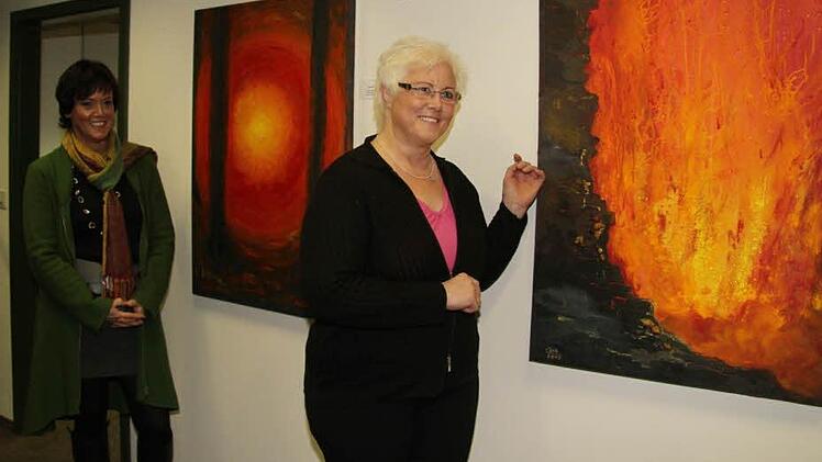 Martina Karsch-Babendererde und Christa Schomers-Babendererde sind Schwestern - und beide haben sich das Element Feuer als Thema ausgesucht. Foto: Adam
