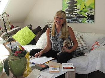 Christina Didszun arbeitet zurzeit an ihrem dritten eigenen Buch. Yorkshire-Dame Lilly ist immer an ihrer Seite. Foto: Friedwald Schedel
