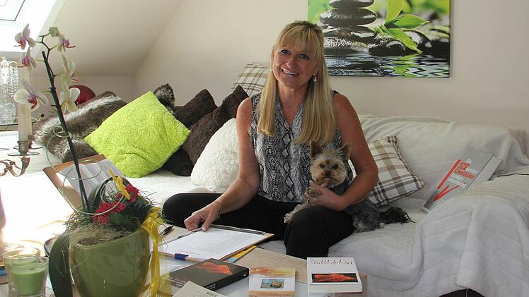 Christina Didszun arbeitet zurzeit an ihrem dritten eigenen Buch. Yorkshire-Dame Lilly ist immer an ihrer Seite. Foto: Friedwald Schedel