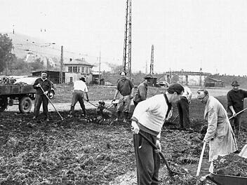 Bereits 1967 setzte sich der Obst- und Gartenbauverein Stockheim-Wolfersdorf tatkräftig für die Ortsverschönerung ein. Unser Bild zeigt das Gelände bei der Bahn an der Bundesstraße 85, das begrünt und bepflanzt wurde. Im Hintergrund sichtbar das ehemalige Stellwerk der Eisenbahn sowie die alte Eisenbahnbrücke. Vorsitzender Edi Schindhelm (Dritter von links) leitete die Aktion. Fotos: Gerd Fleischmann