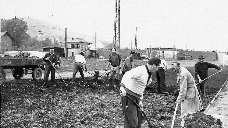 Bereits 1967 setzte sich der Obst- und Gartenbauverein Stockheim-Wolfersdorf tatkräftig für die Ortsverschönerung ein. Unser Bild zeigt das Gelände bei der Bahn an der Bundesstraße 85, das begrünt und bepflanzt wurde. Im Hintergrund sichtbar das ehemalige Stellwerk der Eisenbahn sowie die alte Eisenbahnbrücke. Vorsitzender Edi Schindhelm (Dritter von links) leitete die Aktion. Fotos: Gerd Fleischmann
