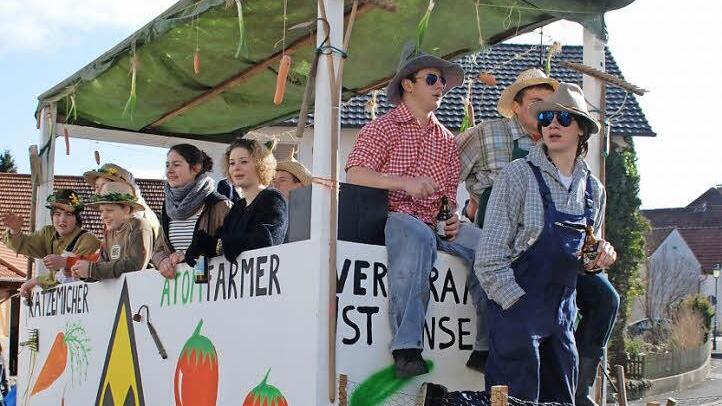 2011 lautete das Motto des Faschingsumzuges "Achtung, strahlende Narren". Unser Archivbild zeigt die Katzenbacher Jugend auf ihrem Wagen. Archivfoto: Kathrin Kupka-Hahn