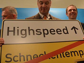 Finanz- und Heimatminister Markus Söder (CSU) sagt lahmen Datenverbindungen in Rödental den Kampf an. Foto: Rainer Lutz