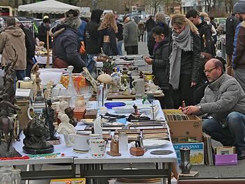Besucher stöbern in den ausgestellten Sachen. Foto: Gerd Schaar