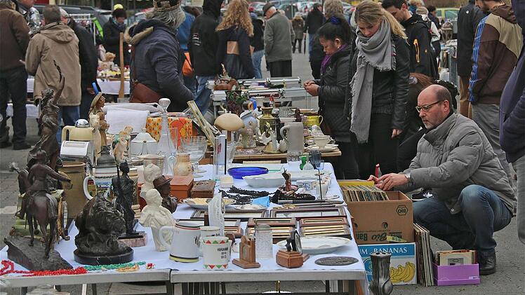 Besucher stöbern in den ausgestellten Sachen. Foto: Gerd Schaar