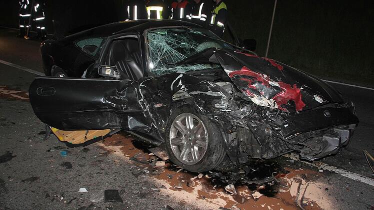 Der total beschädigte Jaguar blieb nach dem Unfall auf der Bundesstraße liegen.  Foto: Friedwald Schedel