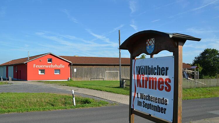 Hier spielt die Musik: Die Kirmes wird vor dem Feuerwehrhaus Wollbach gefeiert. Foto: Kathrin Kupka-Hahn