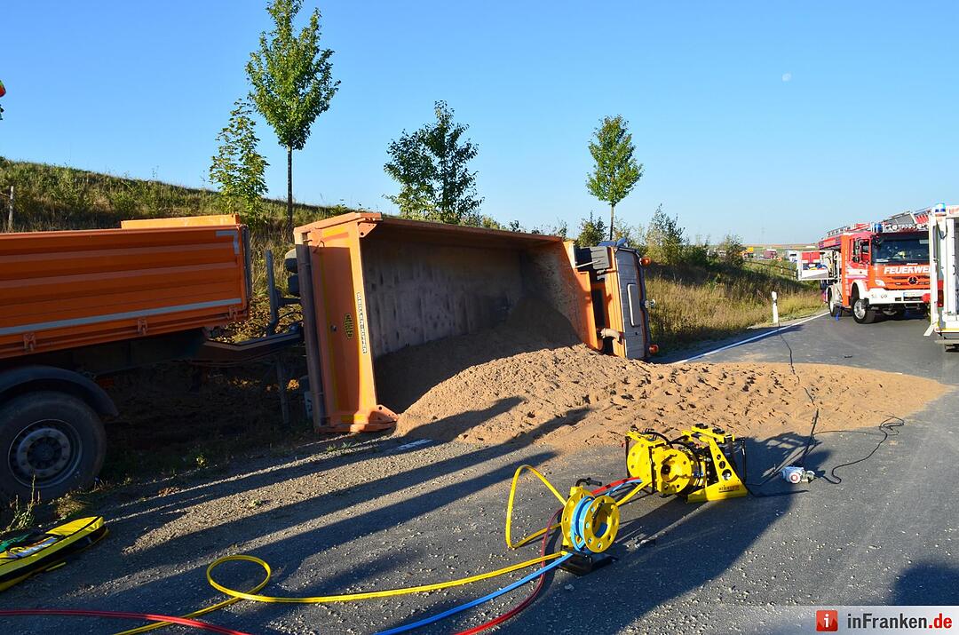 Lkw rammt Taxi auf B8