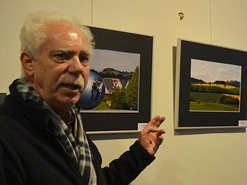 Klaus Wöhner führt durch die Ausstellung. Foto: Rainer Lutz