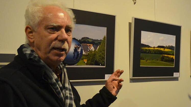 Klaus Wöhner führt durch die Ausstellung. Foto: Rainer Lutz