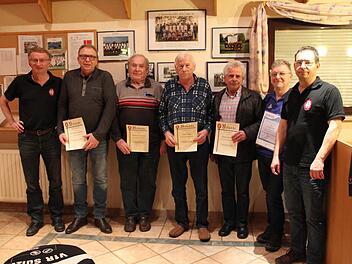 Von links: Peter Fenn (1. Vorsitzender), Michael H&uuml;mpfner (25 Jahre), Gottfried Schneid (60 Jahre), Karl Popp (60 Jahre), Georg B&uuml;ttner (50 Jahre), Johannes Halbig (Verbands-/Jugend-Ehrenabzeichen des BFV in Gold), Stefan Seufert (2. Vorsitzender).  Foto: Klaus Moritz