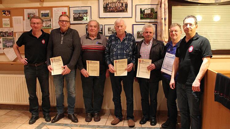 Von links: Peter Fenn (1. Vorsitzender), Michael H&uuml;mpfner (25 Jahre), Gottfried Schneid (60 Jahre), Karl Popp (60 Jahre), Georg B&uuml;ttner (50 Jahre), Johannes Halbig (Verbands-/Jugend-Ehrenabzeichen des BFV in Gold), Stefan Seufert (2. Vorsitzender).  Foto: Klaus Moritz