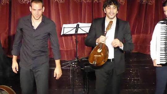 Der Mandolinist Avi Avital war mit der Akkordeonistin Ksenija Sidorova und dem Perkussionisten Itamar Doari zu einem interessanten Konzert ins Kurtheater gekommen. Foto: Ahnert