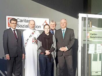 Über die Einweihung der Räumlichkeiten freuen sich (von links) Caritas-Geschäftsführer Ludwig Sauer, Seelsorger Klaus Eckert, Leiterin Jasmin Laufer, 2. Bürgermeister Jürgen Pfister und der Regionalleiter der Carl von Heß`schen Sozialstiftung, Martin Pfeuffer. Foto: Rolf Ptalle