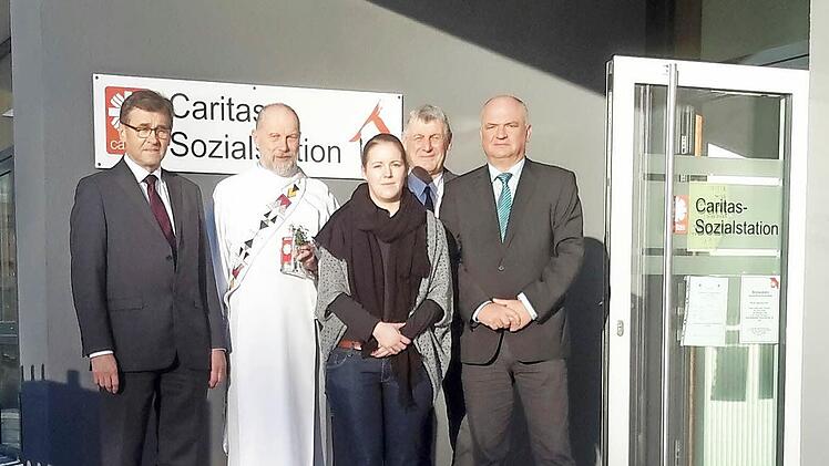 Über die Einweihung der Räumlichkeiten freuen sich (von links) Caritas-Geschäftsführer Ludwig Sauer, Seelsorger Klaus Eckert, Leiterin Jasmin Laufer, 2. Bürgermeister Jürgen Pfister und der Regionalleiter der Carl von Heß`schen Sozialstiftung, Martin Pfeuffer. Foto: Rolf Ptalle