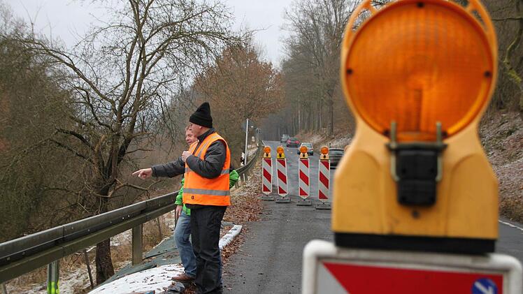 Begutachten den Hangrutsch: Matthias Wacker und Gerd Häpp vom Staatlichen Bauamt;  Foto: Ulrike Müller