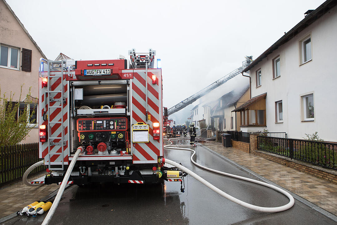 Brand in Doppelhaushälfte: Anderer Gebäudeteil in Mitleidenschaft gezogen - Bewohner leicht verletzt – Feuerwehr muss Dachstuhl öffnen, um Glutnester zu bekämpfen