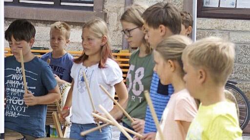 Eine junge Percussion-Gruppe untermalte den "Fairtrade-Markt" mit Djembe- und Conga-Trommel-Klängen. Fotos: Winfried Ehling
