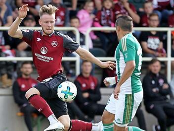 Der aus Coburg stammende Club-Stürmer Cedric Teuchert (l.), der gegen die Bohemians in der ersten Hälfte zweimal traf, fliegt hier am Prager Martin Dostal vorbei.  Foto: Zink