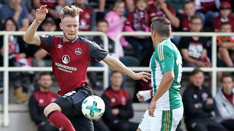 Der aus Coburg stammende Club-Stürmer Cedric Teuchert (l.), der gegen die Bohemians in der ersten Hälfte zweimal traf, fliegt hier am Prager Martin Dostal vorbei.  Foto: Zink