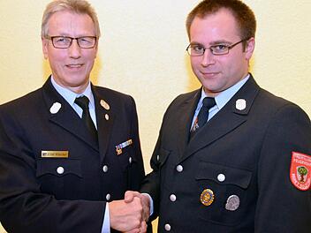Kreisbrandmeister Klaus Wüscher (links) gratuliert dem neuen Sulzthaler Feuerwehrkommandanten Jens Weingart, der bisher stellvertretender Kommandant war. Fotos: Peter Rauch