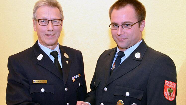 Kreisbrandmeister Klaus Wüscher (links) gratuliert dem neuen Sulzthaler Feuerwehrkommandanten Jens Weingart, der bisher stellvertretender Kommandant war. Fotos: Peter Rauch