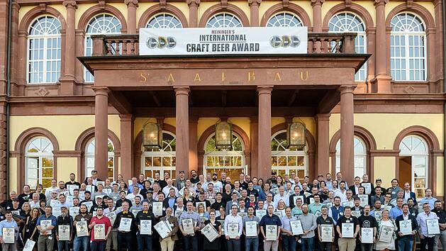Bei der Preisverleihung: Die Gewinner des Internationalen Craft Beer Awards in Neustadt an der Weinstra&szlig;e. Foto: Meininger Verlag/Ad Lumina/Ralf Ziegler
