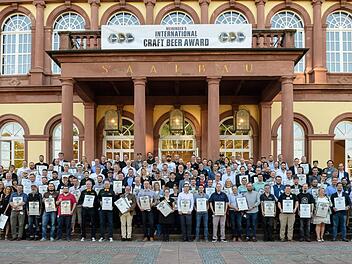 Bei der Preisverleihung: Die Gewinner des Internationalen Craft Beer Awards in Neustadt an der Weinstraße. Foto: Meininger Verlag/Ad Lumina/Ralf Ziegler