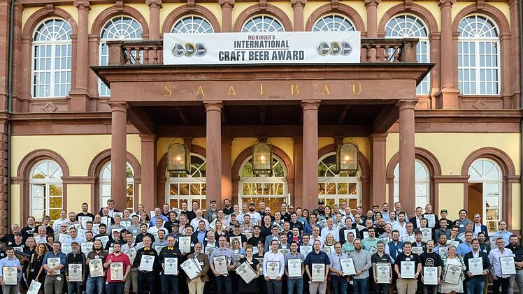 Bei der Preisverleihung: Die Gewinner des Internationalen Craft Beer Awards in Neustadt an der Weinstraße. Foto: Meininger Verlag/Ad Lumina/Ralf Ziegler